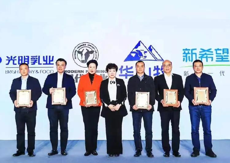 重慶日報(bào)：捷報(bào)，天友乳業(yè)榮獲2021年國家優(yōu)質(zhì)乳工程雙項(xiàng)大獎(jiǎng)！
